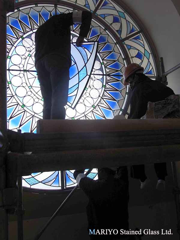 教会のステンドグラス取付工事 