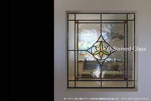 家紋デザインのステンドグラス-石川県